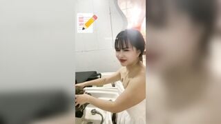 Vừa gội đầu cho khách vừa live thủ dâm