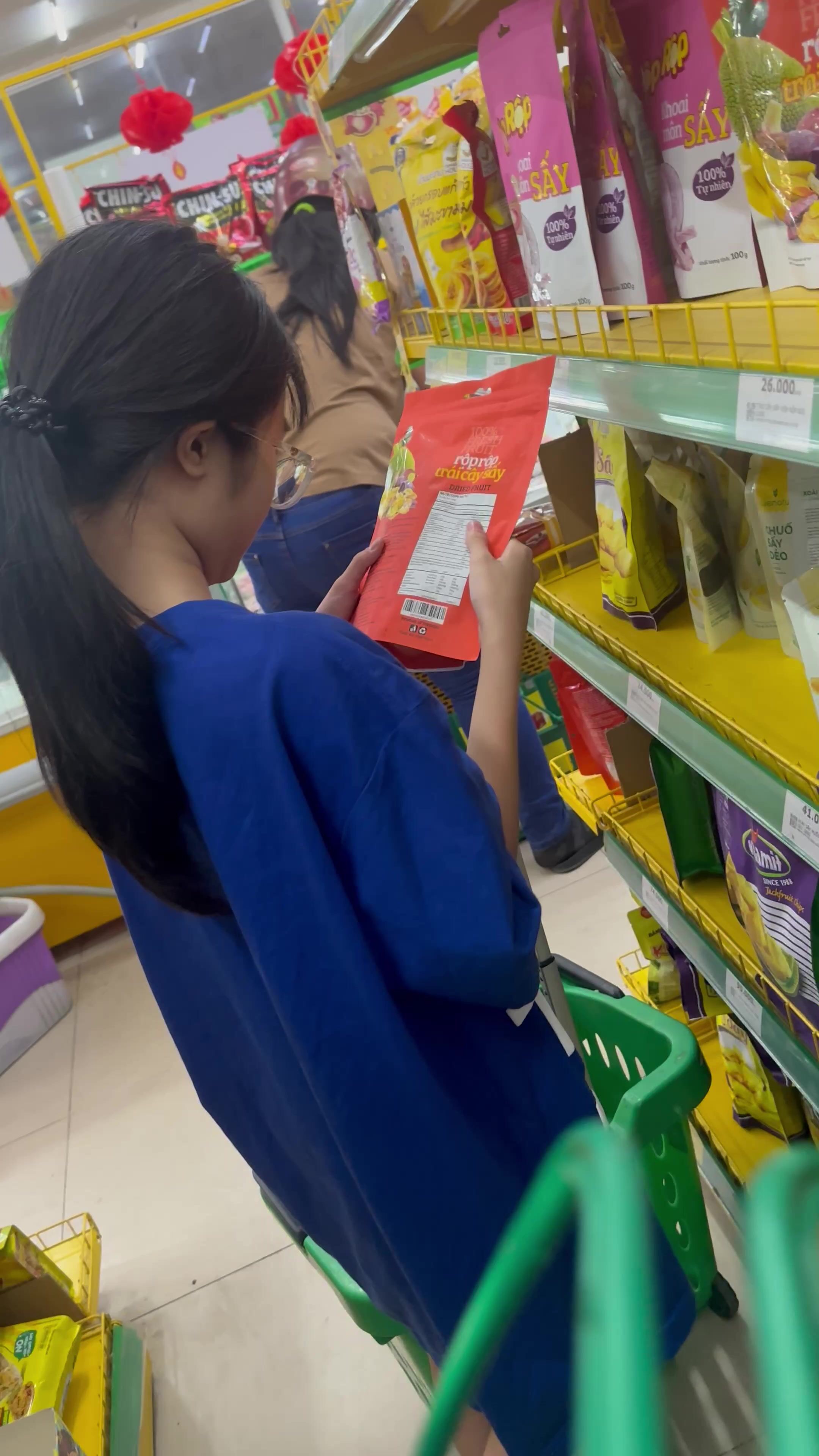 Cố tình đi ngang bóp đít bé loli