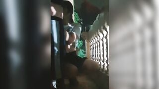 Đang ngủ bị anh họ lôi ra ban công bắt bú cu rồi Doggy