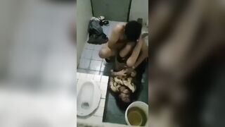 Đụ con bạn thân say rượu trong nhà vệ sinh