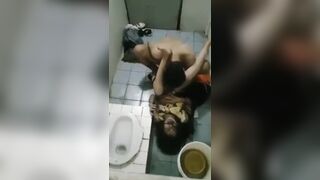 Đụ con bạn thân say rượu trong nhà vệ sinh