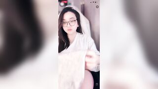 Gái xinh đeo kính mặt dâm lồn múp dụp không lông