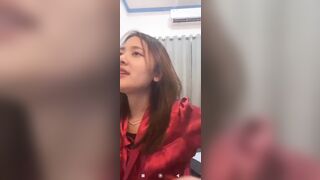 Gạ gẫm con bạn thân cởi áo cho xem vú to đẹp