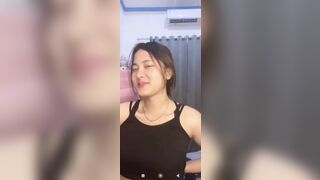 Gạ gẫm con bạn thân cởi áo cho xem vú to đẹp