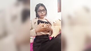 Em học sinh 2k8 đeo kính cận mặt dâm vú to khoe hãng cho các anh trai xem
