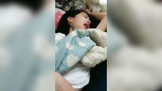 Móc lồn bé em họ mình dây xinh đg ngủ làm e sợ vừa nhắm mắt vừa há mồm rên vì sướng