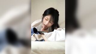 Vừa nói chuyện với mẹ Vừa bú cặc bạn trai