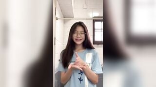 HS Kính Cận Xinh Dâm Đãng Học Thì Lên Cơn Nứng Phải Cởi Áo Xoa Ngực To Tròn