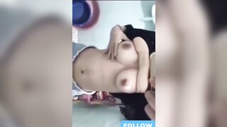 Gái teen cấp 3 show vú trước gương