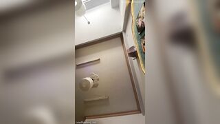 Nhỏ bạn thân lâu năm rủ rê chơi xếp hình