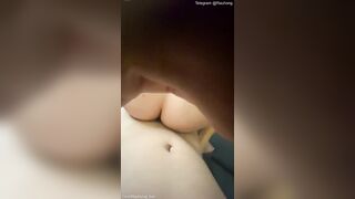 Nhỏ bạn thân lâu năm rủ rê chơi xếp hình