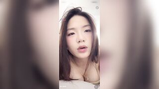 Phòng live của idol tiktok Lanhxinhiu có cặp vú tràn viền,càng ngày càng mặc mỏng dần