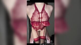 Bắt bé em họ mặc đồ lót đỏ gợi cảm quỳ bú cu địt lút cán vào lồn e trc cửa phòng #3