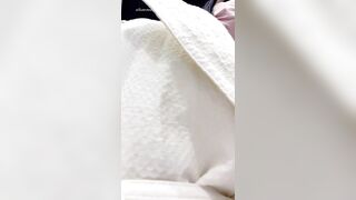 Dâm nữ vú bự lén lút khỏa thân đi dạo móc lồn public trg siêu thị