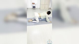 Em học viên mình dây mông to mặc đồ xuyên thấu tập yoga và show hàng ngoài gốc cây