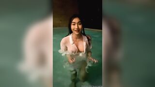Gái xinh dâm lộ vú khi tắm trong bể bơi hàng ngon dâm đãng