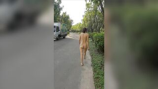 Dâm nữ vú bự khỏa thân đi dạo show hàng trc mặt a cảnh sát đô thị