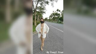 Dâm nữ vú bự khỏa thân đi dạo show public ngoài đường lớn nhiều xe qua lại #3