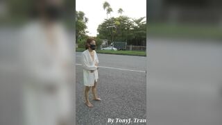 Dâm nữ vú bự khỏa thân đi dạo show public ngoài đường lớn nhiều xe qua lại #3