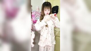 Em loli xinh dâm dễ thương thích lột đồ ra show hàng cho các a xem