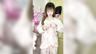 Em loli xinh dâm dễ thương thích lột đồ ra show hàng cho các a xem
