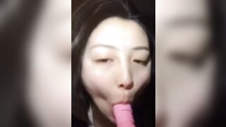 Bú cu chưa thoả mãn chị họ còn bú cả sextoy