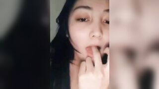 Bú cu chưa thoả mãn chị họ còn bú cả sextoy