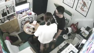 Sếp lén lút đụ em nhân viên xinh đẹp là vợ của cấp dưới.