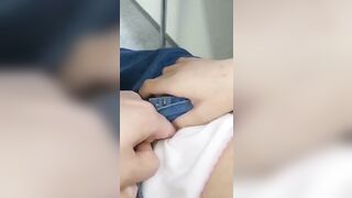 “Đang trong lớp đấy, đừng mò lồn tao nữa” bạn cùng bàn như này nwng điên
