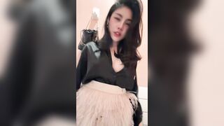 Gái xinh đi bar con vào nhà vệ sinh nhét toy vào lồn thủ dâm phần 2