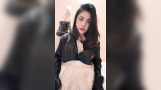 Gái xinh đi bar con vào nhà vệ sinh nhét toy vào lồn thủ dâm phần 2