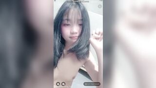 Tí tuổi đã tập tành đua đòi livestream móc lồn rồi