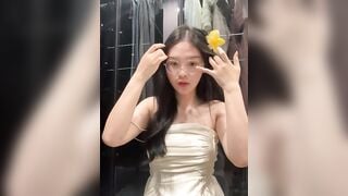 Gái Xinh Bướm Múp Live App Show Hàng Thủ Dâm Lên Đỉnh Đái Đầy Ra Sàn Nhà