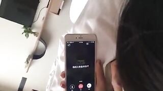 Vừa Chổng Mông Và Nằm Bú Cu Cho Thằng Bạn Làm Tình Vừa Gọi Điên Cho NY