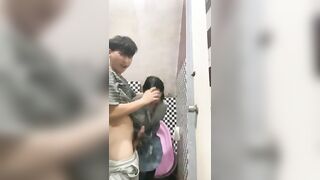 Anh họ cả gan dám đụ không bao vào lồn em gái 17 tuổi.