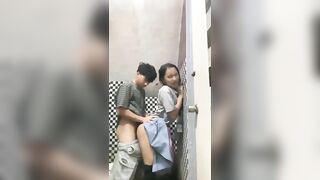 Anh họ cả gan dám đụ không bao vào lồn em gái 17 tuổi.