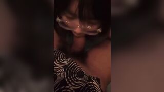 Nhìn em học sinh cấp 3 đeo kính cận bú mút con cu dâm đãng