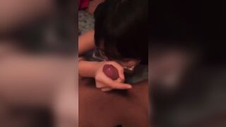 Nhìn em học sinh cấp 3 đeo kính cận bú mút con cu dâm đãng