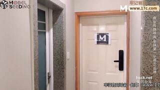 Ck thiếu tiền trả nợ nên đành bất lực bán vợ cho chủ nợ địt bắn ngập lồn ngay trc mặt