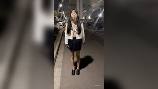 E hs loli dâm đãng nữa đêm nứng lồn khỏa thân đi từ nhà ra đường show hàng quanh phố