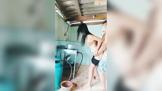 Em gái ko mặc sì líp đứng nấu ăn để hở mu lồn bị anh họ đụ luôn dưới bếp.