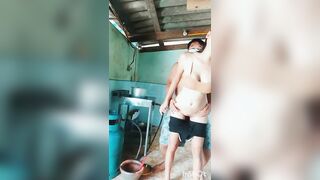 Em gái ko mặc sì líp đứng nấu ăn để hở mu lồn bị anh họ đụ luôn dưới bếp.
