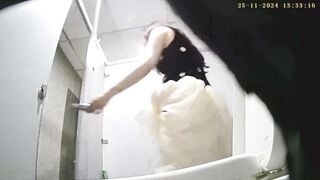 Đặt cam quay lén wc công ty 10