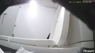 Đặt cam quay lén wc công ty 20 2
