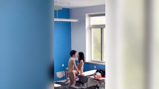 Quay lén  2 em học sinh cấp 3 mới lớn địt nhau trong lớp học