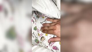 Làm liều lúc con em họ ngủ say, xoa xoa rồi ngửi lồn của nhỏ