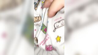 Làm liều lúc con em họ ngủ say, xoa xoa rồi ngửi lồn của nhỏ