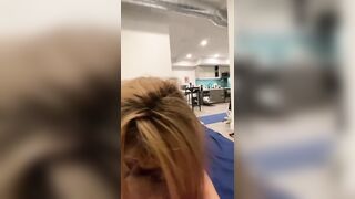 Masage được chị nhân viên sục cặc bú cu uống tinh trùng cho dâm đãng