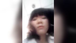 Học sinh lộ clip show vú ngay trường học