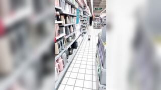 Dâm nữ khỏa thân khiêu dâm khi đi mua đồ trg trung tâm thương mại